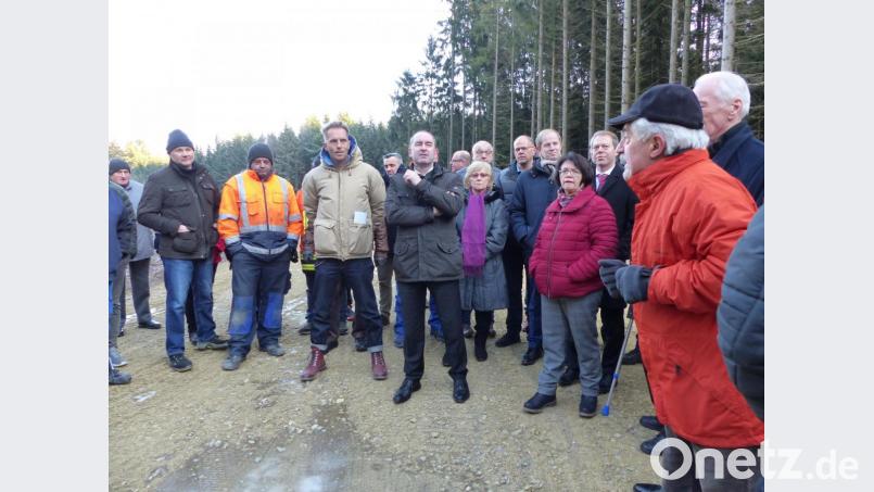 Beim Ortstermin von Wirtschaftsminister Hubert Aiwanger im Windpark Feistelberg entwickelte sich eine rege Diskussion unter den Anwohnern. Bild: anv