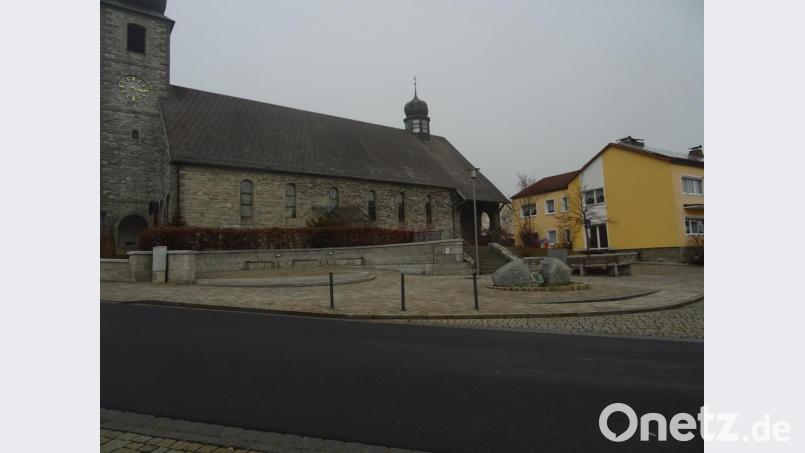 1996 widmeten die politische Gemeinde und katholische Pfarrei Neusorg dem Märtyrer einen eigenen Platz vor der Kirche. Bild: exb