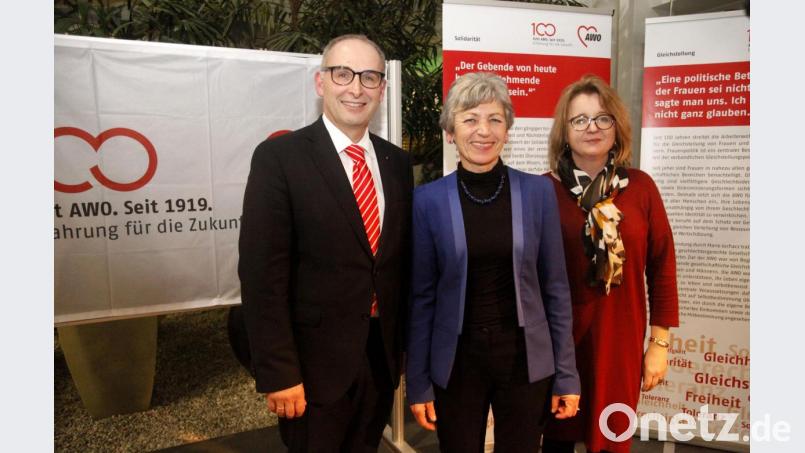 Direktor Peter Scheitinger, Kreisvorsitzende Ulrike Roidl und Geschäftsführerin Daniela Fríedrich (von links) eröffneten in der Sparkasse die Ausstellung zum 100-jährigen Jubiläum der Arbeiterwohlfahrt. Bild: Hirsch