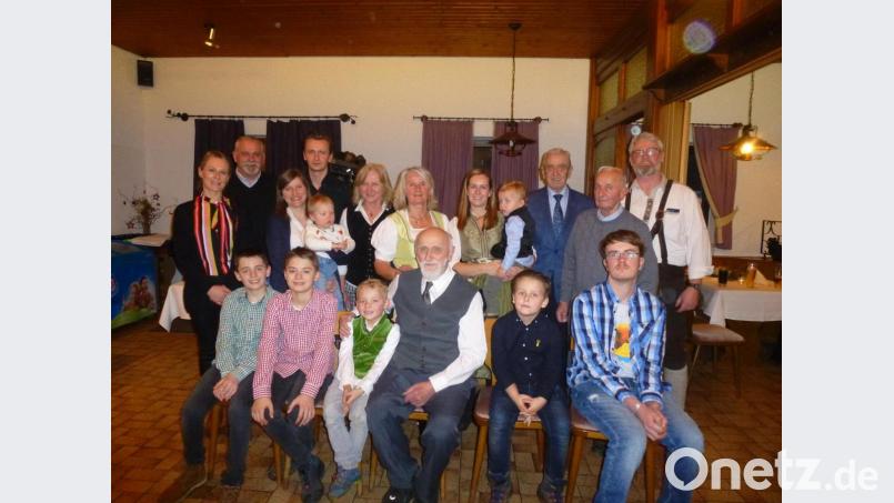 Der Jubilar feiert in der OWV-Blockhütte mit Familie und Freunden. Bild: bk