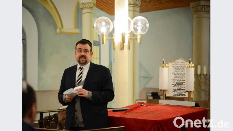 Elias Dray in der Amberger Synagoge: Der Rabbiner hat sich durch seine interreligiöse Arbeit deutschlandweit einen Namen gemacht. Bild: Petra Hartl