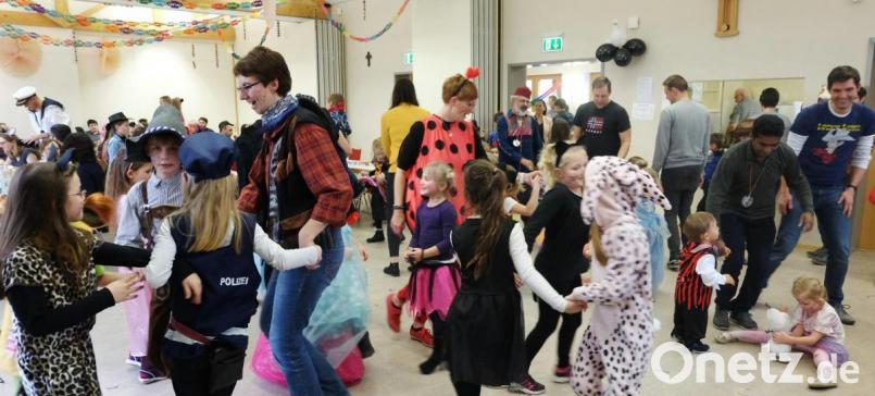 Tolle Stimmung beim Kinderfasching im Pfarrheim. Auch Pfarrer Heinrich Rosner reihte sich in das Getümmel auf der Tanzfläche ein. Bild: ohr
