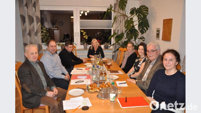 Schulleiterin Franziska Schubert (rechts) erläuterte Alfred Schuster, Holger Hassel, Josef Moller, Cornelia Dumler, Silke Nußstein, Steffi Danzer und Josef Hecht (von links) auch die Personalsituation am Sonderpädagogischen Förderzentrum. Bild: ak