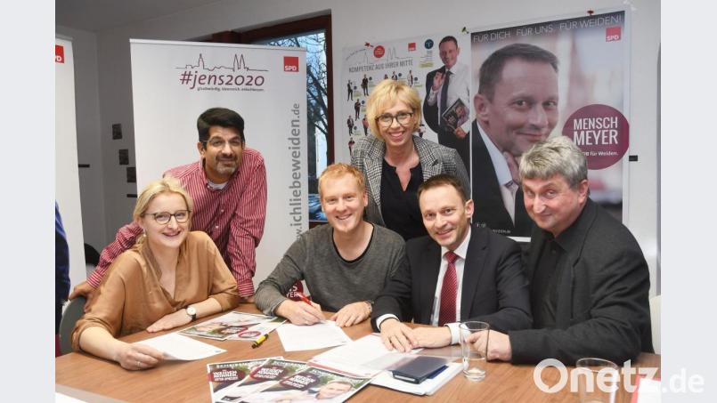 Im Wahlkampf gerät schon mal die Unterschrift unter einen Antrag zum besonderen Akt. Der Wahlkampfausschuss der SPD mit OB-Kandidat Jens Meyer (Zweiter von rechts) gruppiert sich um Fraktionschef Roland Richter (Mitte), der mit seinem Autogramm die Anbindung Bahnhof-Lerchenfeld fordert. Bild: Gabi Schönberger