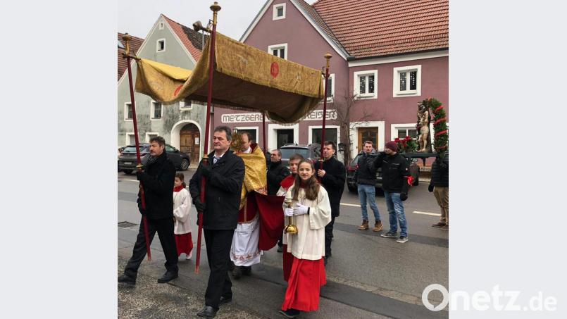 Heuer war der Hohenburger Wastl weder dafroan, noch dasuffa oder zugeschneit. Die Hohenburger halten ihr Versprechen aus dem Hungerwinter von 1771 und tragen die Statue des Pestheiligen ein einer feierlichen Prozession durch den Markt. Bild: bö