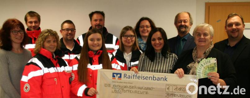 Die Führungsmannschaft der BRK-Bereitschaft und die aktiven Helfer vor Ort freuten sich über eine Spende von 1100 Euro durch eine Abordnung der Waldershofer CSU. Im Bild von links Monika Greger, Nico Spörrer, Sabine und Josef Kellner, Sophia Huscher, Stefan Spörrer, Verena Huscher, Ingrid Haberkorn, Margit Bayer, Helmut Härtl, Angela Burger und Mario Rabenbauer. Bild: fpoz