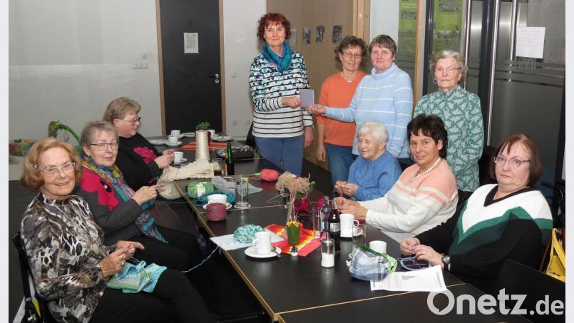 Die Frauen der „Hutzastub‘n“ im "Café Mitte" sind immer fleißig und überreichen nun 860 Euro Spende aus dem Adventsbasar an das Netzwerk „KoKi“. Bild: Dobmeier