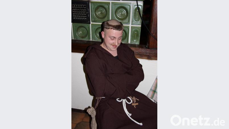 Keine Perücke, sondern eigens für den Faschingsball vom Friseur verpasst: Eine Original-Tonsur bei Bruder Patrick. Bild: ds