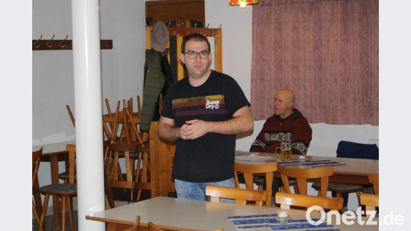 Stagnierende Preise, wachsende Ansprüche, rigide Anforderungen: Über aktuelle Entwicklungen auf dem Rindermarkt referieren Clemens Spiegl (im Vordergrund) und Rudolf Traxinger vom Rinderzuchtverband Oberpfalz. Bild: bjp