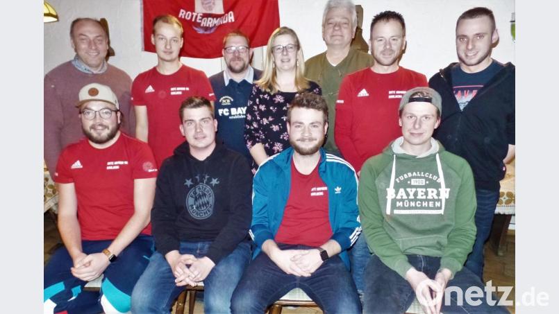 Präsident Daniel Rohr und sein Vize, Benedikt Frieser (vorne Zweiter und Dritter von links) führen den FC Bayern-Fanclub Rote Armada 96 auch die nächsten Jahre. Bild: jml