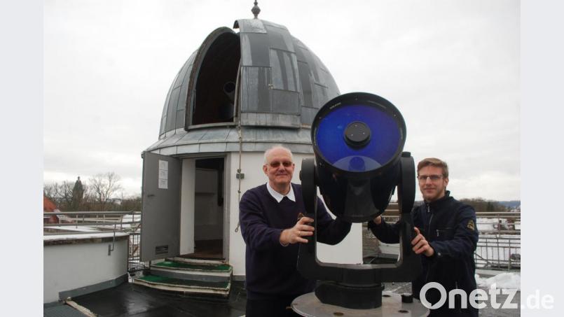Jürgen Kemmerer (links) und Torsten Bendl führen regelmäßig Besucher durch die Regensburger Sternwarte. Bild: gib