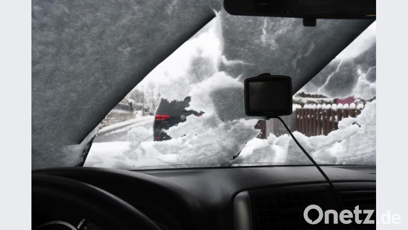 Zum ersten Mal in diesem Winter hatten es die Menschen in der Region am Mittwochmorgen mit einer nennenswerten Menge Schnee zu tun. Für einige Autofahrer endete die Fahrt mit einem kaputten Auto. Bild: Gabi Schönberger