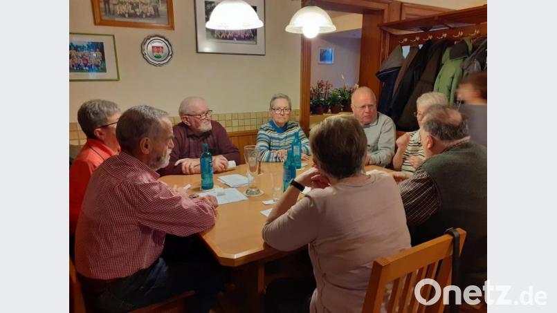 Mitglieder des Obst- und Gartenbauvereins Fürnried am Stammtisch des Gasthauses Laurer; links der Ehrenvorsitzende Peter Bodendörfer. Bild: Kerstin Bodendörfer