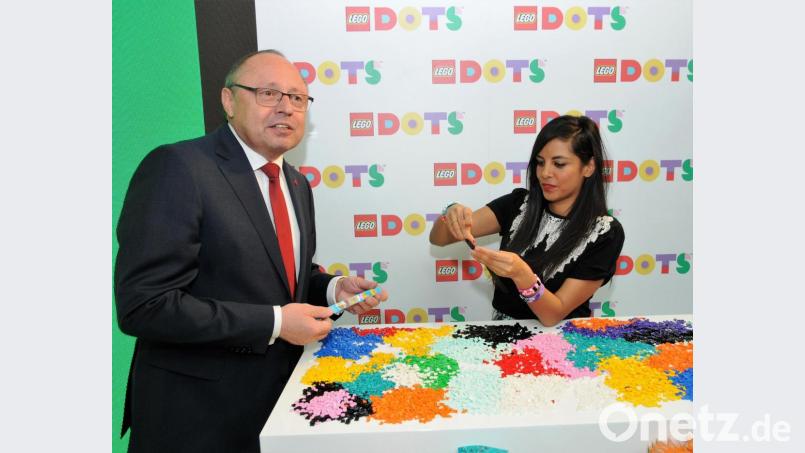 Messe-Chef Ernst Kick und Schauspielerin Collien Ulmen-Fernandes stellen in Nürnberg die neue Lego-Produktreihe Dots vor. Bild: gük