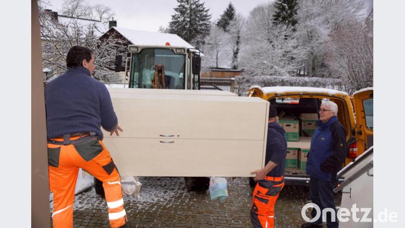 Schränke, Akten, Stühle, Tische: Die Büroräume wandern vom Rathaus in den Containerkomplex auf dem Parkplatz beim Rathaus. Beim Umzug hilft auch Zweiter Bürgermeister Josef Hecht (rechts) mit. Bild: bkr