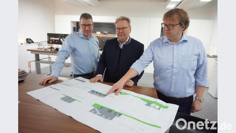Die Baupläne sind genehmigt, in wenigen Wochen rücken die Baumaschinen an. Seniorchef Josef Irlbacher (Mitte) und die beiden Geschäftsführer Günther (rechts) und Stephan Irlbacher (links) hoffen, dass die neue Energiezentrale im September 2020 in Betrieb gehen kann. Bild: eib