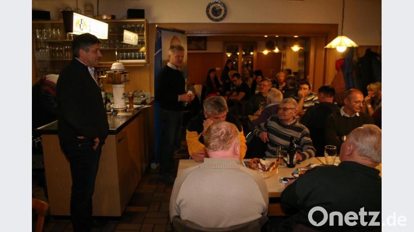 Bürgermeisterkandidat Edgar Knobloch, Ortsvorsitzender Gerald Morgenstern und die CSU-Stadtratskandidaten begrüßen viele Hüttener beim Bürgergespräch. Bild: sne