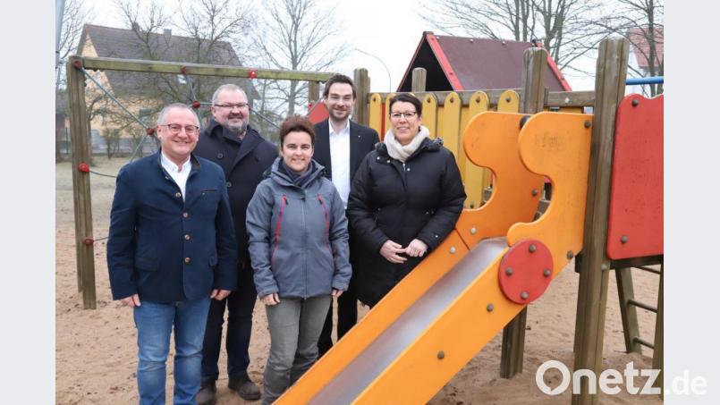 Die Lions-Mitglieder Elmar Baumer (von links), Anton Forster und Stephan Oetzinger besichtigen mit Kinderhaus-Leiterin Doris Weigl (rechts) und Stellvertreterin Silke Sommer die marode Spielanlage. Bild: exb/Lions-Club Weiden
