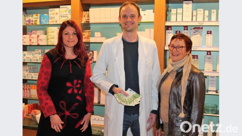 Apotheker Sebastian Vonhoff überreichte die Spenden an Edith Lippert (rechts) und Jessika Wöhrl-Neuber. Bild: stg