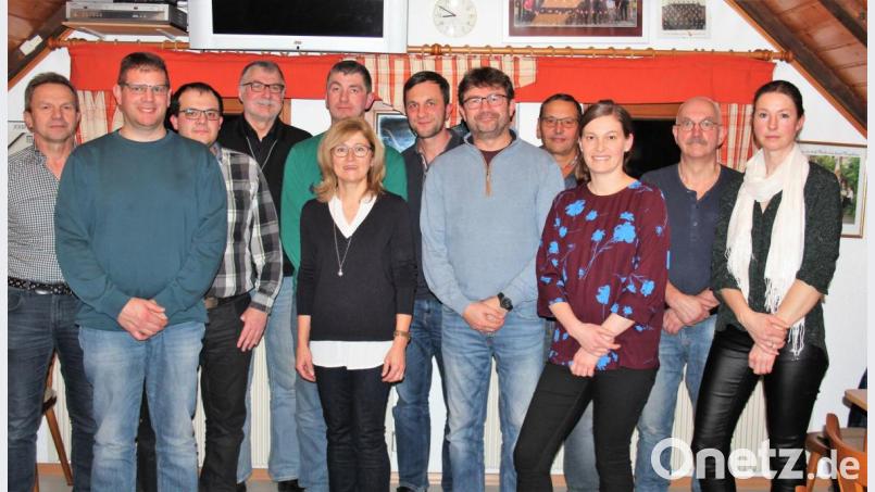 Bürgermeister Wolfgang Haberberger (5.v.r.) steht auf Platz 1 der Liste der CW-ML, die am Sonntag einstimmig beschlossen wurde. Die amtierende Stadträtin Renate Fraunholz (6.v.l.) folgt ihm auf Platz 2. Bild: stg