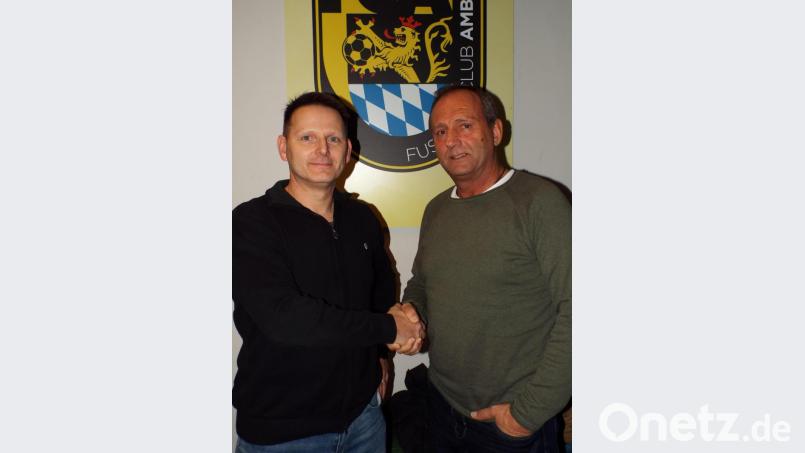 Einigung per Handschlag: Karl-Heinz Wagner (rechts) und Teammanager Matthias Schmien. Bild: e