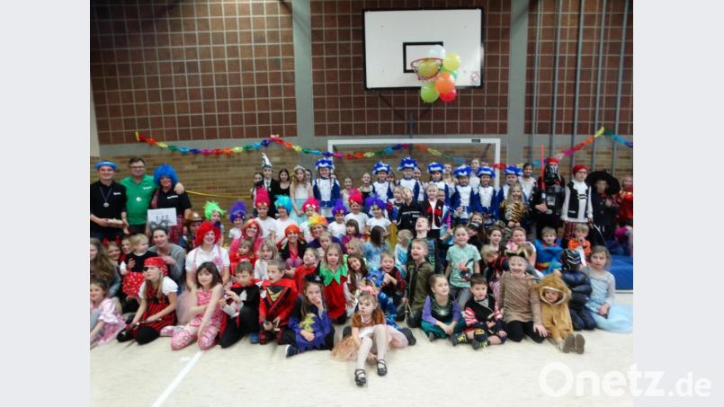 Einen gelungenen und lustigen Nachmittag verlebten Turnerkinder, Kindergarde und Eltern bei der Faschingsolympiade des FCS in der Turnhalle in Schlicht (hinten, von links): Moderator Kevin Jackson, Vorsitzender Stefan Weiß und Übungsleiterin Barbara Frank sowie die Kindergarde des FV Vilseck mit Prinzenpaar Sebastian I und Sandra I. Bild: ct
