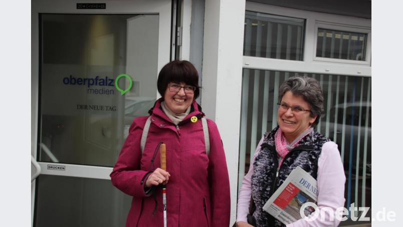 Für den Bayerischen Blinden- und Sehbehindertenbund ist Beraterin Bettina Pichlmeier viel in der Oberpfalz und speziell im Landkreis Schwandorf unterwegs. Sie wird dabei chauffiert von ihrer ehrenamtlichen Begleiterin Maria Rudolf (rechts). Bild: Thomas Dobler