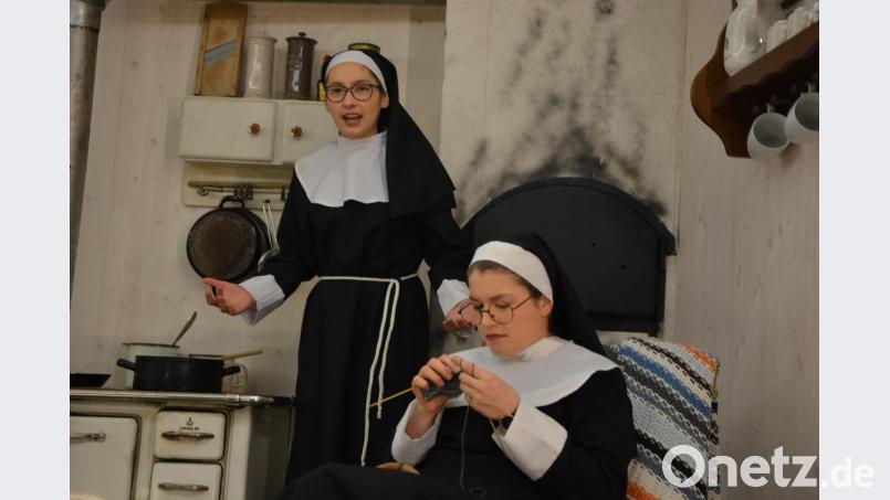 Franziska Zintl (links) und Christina Stock in ihren Rollen als Klosterschwestern beim Stricken. Bild: jr