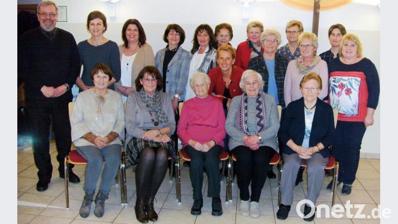 Der Frauenbund Wernberg ehrte treue Mitglieder. Unser Bild zeigt sie mit (von links) Präses Pfarrer Markus Ertl , der Bezirksvorsitzenden Rita Kleierl (stehend, Zweite von links) sowie den Vorsitzenden Jutta Schönberger und Stefanie Rosenberg (stehen, Erste und Zweite von rechts). Bild: gsc