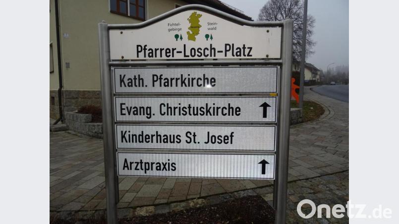 Ein Hinweisschild informiert über die Bedeutung von Pfarrer Losch. Bild: exb