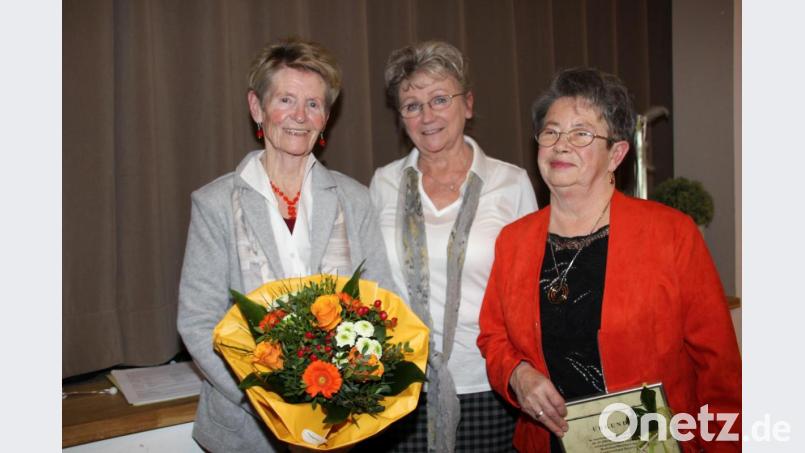 Die neue Sprecherin der Rheuma-Liga Amberg, Bianka Beckert (Mitte), verabschiedete die bisher zweite Vorsitzende Ursula Schröpf (links) aus ihrem Amt mit einem Blumenstrauß und ehrte Rosemarie Kolacki (rechts) für ihre 20-jährige Mitgliedschaft mit einer Urkunde. Bild: ads