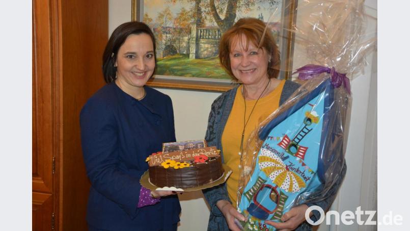 Mit einem bunt bemalten Vogelhaus und einer Prinzregententorte wurde Gertraud Burger (rechts) von Notarin Sonja Karl Pelikan in den Ruhestand verabschiedet, den sie offiziell ab 1. Februar antreten wird. Fast 28 Jahre lang arbeitete sie im Notariat als Chefsekretärin. Bild: jr