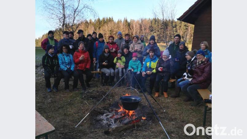 Die 34 Teilnehmer freuten sich nach der Wanderung über eine gute Verpflegung vor der Hütte. Bild: exb