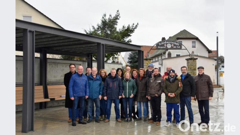 Die Teilnehmer des Ortstermins am Kümmersbrucker Dorfplatz. Bild: Gabriele Strehl