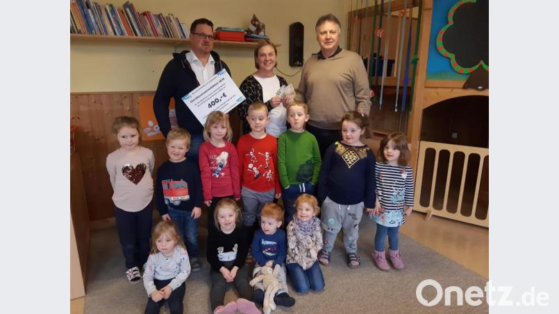 Eine Spende in Höhe von 400 Euro überreichten CSU-Bürgermeisterkandidat Stephan Schübel (links) und Ortsvorsitzender Josef Hollmann an Kinderhaus-Leiterin Sabine Doß. Bild: exb
