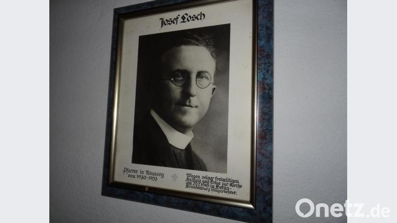 Vor 75 Jahren wurde Pfarrer Josef Losch hingerichtet. Sein Bild hängt in der Pfarrkirche. Bild: exb/Prechtl