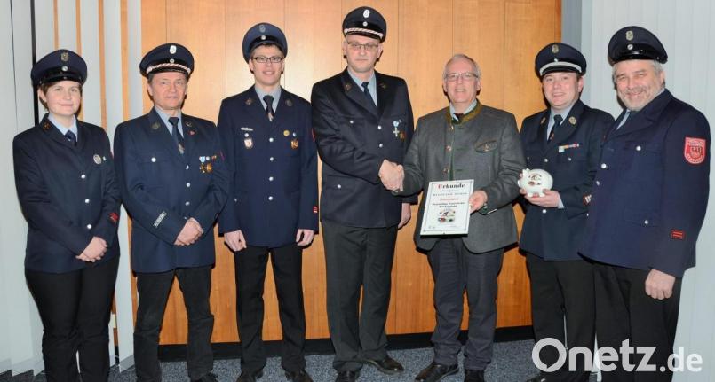 Abschied mit Ehrenmitglieds-Urkunde und Vereinsschweinderl der Feuerwehr Röckenricht (von links): Nadine Rösler, Ehrenvorsitzender Werner Luber, Jugendwart Roland Luber, Vorsitzender Stefan Regler, Bürgermeister und Ehrenmitglied Winfried Franz, Kommandant Matthias Luber und Werner Grünthaler. Bild: ker