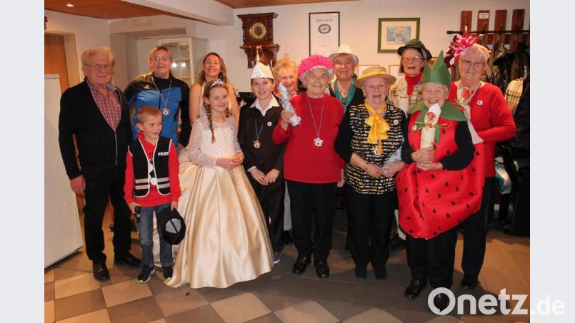 Für das Foto stellten sich die Ordensträger Klaus Lingl (von links), Trainerin Tanja Totzauer und Fabian, Prinzessin Heike I., Kinderprinzenpaar Sarah I. und Kilian I., Vorsitzende Gertrud Zitzler, sowie die Gewinner für das schönste Kostüm zusammen. Bild: sip