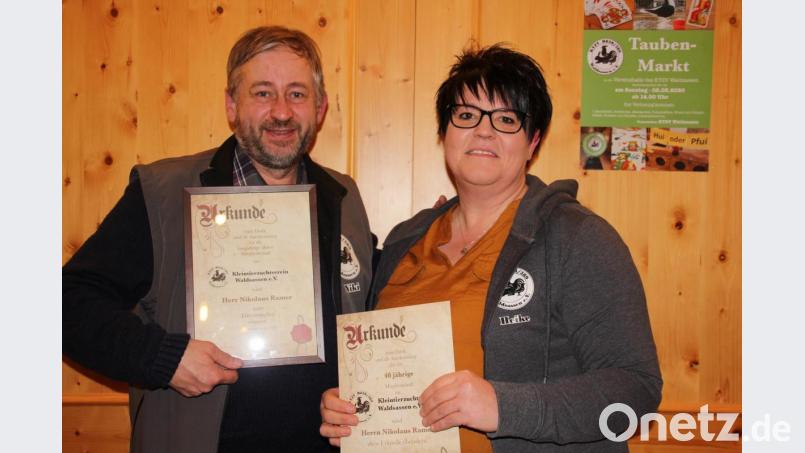 Nikolaus Ramer wurde auf einstimmigen Beschluss der Versammlung zum Ehrenmitglied ernannt. Vorsitzende Heike Suchanek überreichte ihm die Ernennungsurkunde. Bild: kro