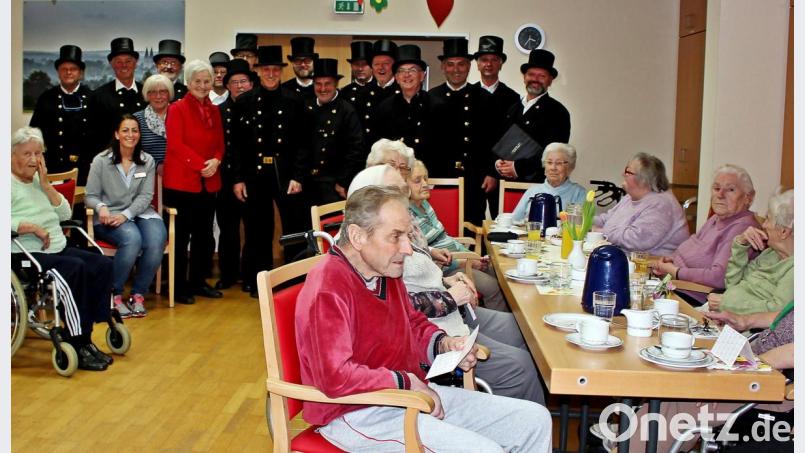 Der Kaminkehrerchor bringt einen musikalischen Gruß ins AWO-Seniorenheim Franz Zebisch, das heuer das 25-jährige Bestehen feiern kann. Bild: R. Kreuzer