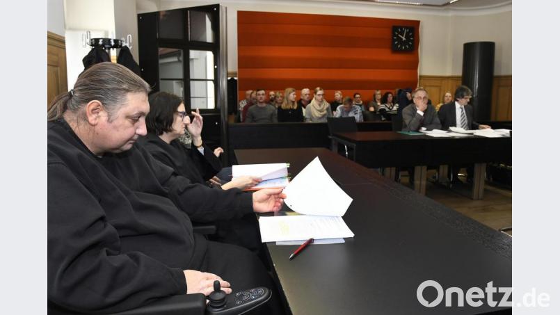 Ein Bild von Februar 2019: Der an Krebs erkrankte Mike Fiedler verklagte den ihn behandelnden Neurologen. Vor dem Urteil starb der Amberger. Seine Frau Tina führte den Prozess weiter. Die Parteien einigten sich auf einen Vergleich. Archivbild: Petra Hartl
