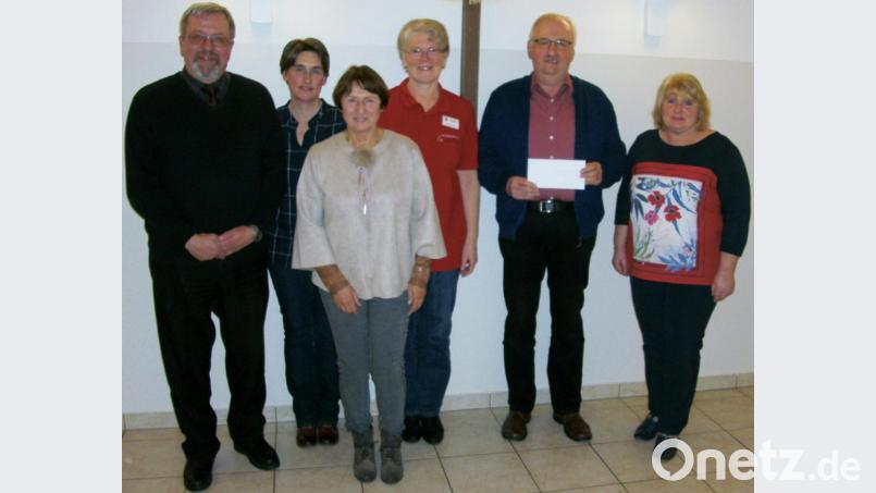 Herbert Putzer und Gunda Hagn (Zweiter und Dritte von rechts) von der Kinderkrebshilfe nahmen die Spende aus Händen der Vorstandschaft entgegen. Links im Bild Präses Markus Ertl. Bild: gsc