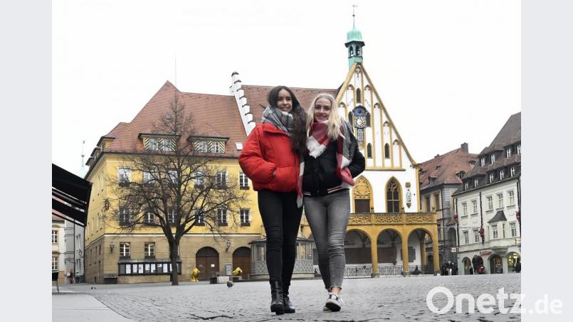 Sie leben die deutsch-französische Freundschaft und die Städtepartnerschaft zwischen Amberg und Périgueux: Die 15-jährige Französin Léa Ducret (links) absolviert ein Schuljahr am Erasmus-Gymnasium und lebt in dieser Zeit in der Familie ihrer gleichaltrigen Freundin Gina-Marie Meier in Ammersricht. Bild: Petra Hartl