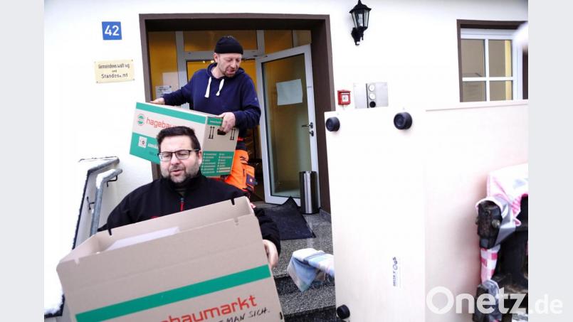 Geschäftsleiter Thomas Kaufmann packt beim Umzug mit an. Hinter ihm Bauhofleiter Michael Wagner. Bild: bkr