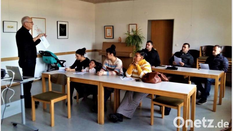 Reinhard Huber, ehrenamtlicher Mitarbeiter des Caritasverbandes Amberg-Sulzbach, erklärt Details des Onlineverfahrens. Bild: Irina Huber/exb