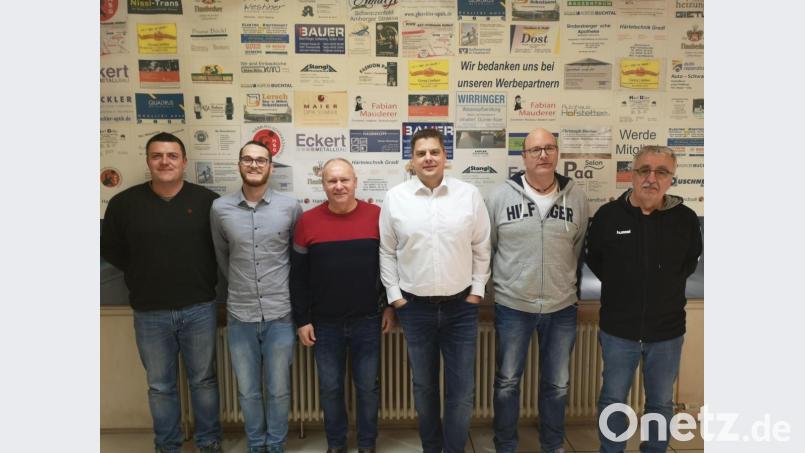 Dieses Team stellt nun bei den FC-Handballern die Weichen. An der Spitze steht weiterhin Christian Liebl (Vierter von links). Bild: exb