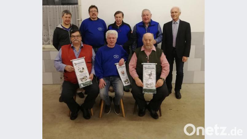 Engelbert Auer (sitzend rechts) wurde Vereinsmeister beim Geflügel und bei den Tauben. Den zweiten und dritten Platz unter den Hühnerzüchtern sicherten sich Konrad Weiß (sitzend von links) und Gerhard Schlicht. Unsere Aufnahme zeigt Bürgermeister Peter König (stehend von rechts), den zweiten und dritten Vereinsmeister bei den Tauben, Helmut Kopp und Hans Scherm, sowie Vorsitzenden Martin Schreyer und Ausstellungsleiter Harald Söllner. Bild: öt