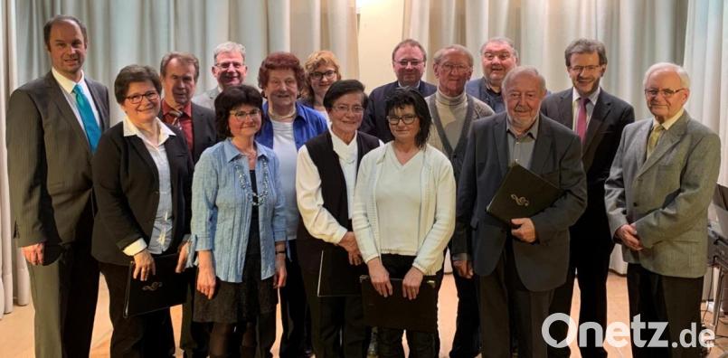 Eine fröhliche Stimmung herrschte beim Helferessen im voll besetztem Pfarrheim. Pfarrer Markus Bruckner (Sechster von rechts) zeichnete viele verdiente Mitglieder des Kirchenchores für ihre Treue aus. Bild: mez