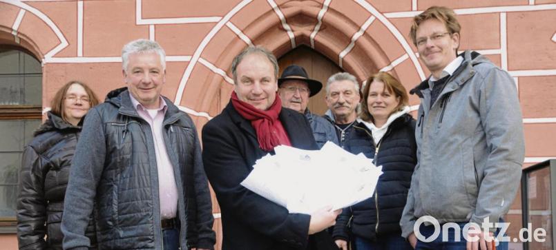Vertreter der Freien Wähler Umland übergeben die Unterschriften zum „Gläsernen Rathaus“ an FWU-Stadtrat Helmut Pilhofer (Zweiter von links). Bild: ge
