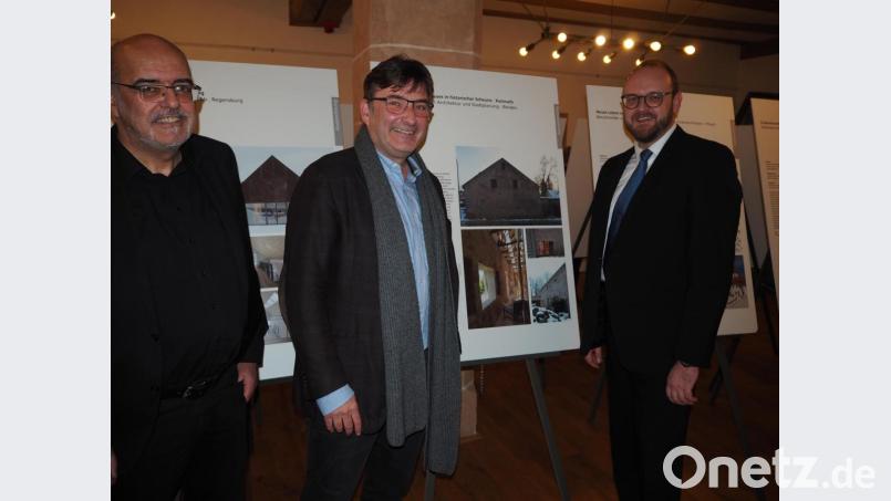 Jakob Oberpreller und Karlheinz Beer zusammen mit Landrat Andreas Meier (von links) vor der Tafel „Neubau eines Wohnhauses in historischer Scheune in Kemnath“, mit dem das Architekturbüro des Weideners Beer einen Preis gewann. Bild: krb